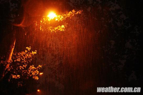 北京昨發(fā)今夏首個暴雨藍色預(yù)警 明日或中雨高溫驟降