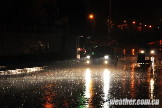 北京昨發(fā)今夏首個暴雨藍色預警 明日或中雨高溫驟降