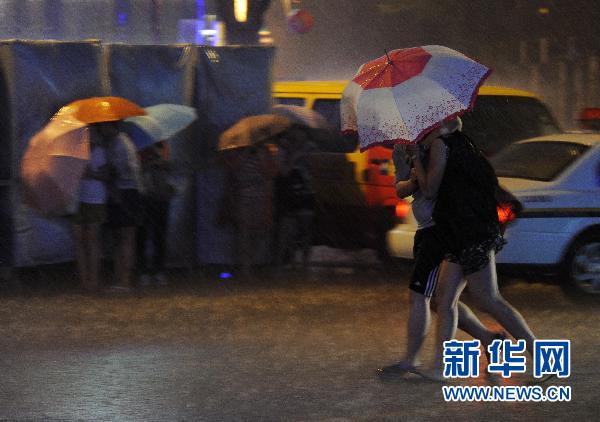 北京昨發(fā)今夏首個暴雨藍色預(yù)警 明日或中雨高溫驟降