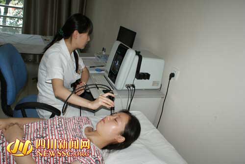 四川拒當(dāng)小三盲女獲15萬(wàn)捐款