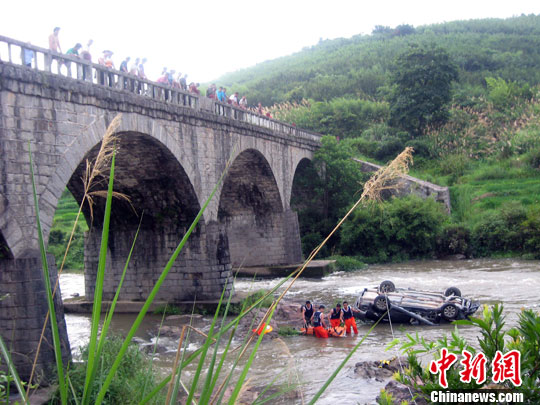 福建一汽車上演“空翻” 下落十余米墜入河中