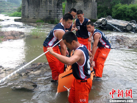 福建一汽車上演“空翻” 下落十余米墜入河中