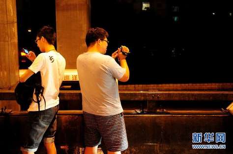 北京夜降暴雨 積水中勇現(xiàn)“淡定哥”(組圖)