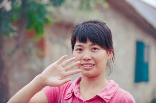 女孩靠弱智父母撿破爛供讀大學 曾露宿街頭