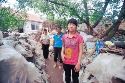 女孩靠弱智父母撿破爛供讀大學 曾露宿街頭