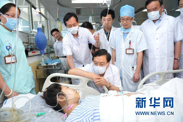 千方百計(jì)救治甬溫線事故傷者:1人1專家 1人1方案