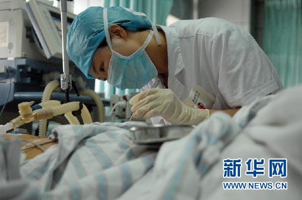 千方百計救治甬溫線事故傷者:1人1專家 1人1方案