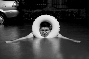 京城暴雨捧紅“POSE哥”:把雨當海 把車當船(圖)