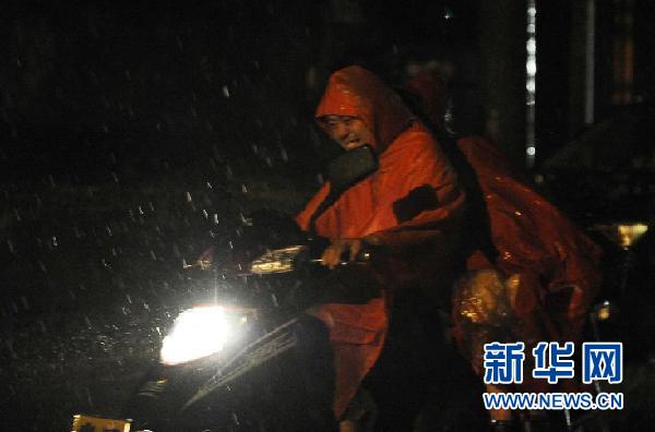 北京再次迎來強(qiáng)降雨 部分城區(qū)嚴(yán)重積水(組圖)