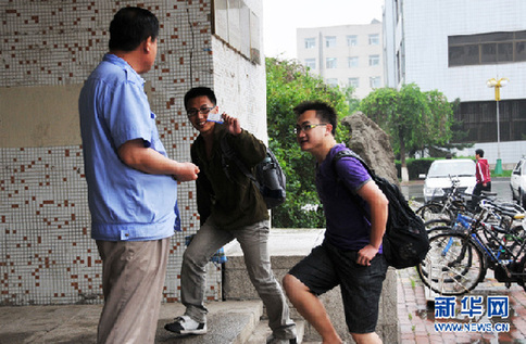 吉林大學看門大爺網上走紅 謝謝為我們守門的大爺