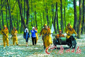 黃山扮鬼子搶“花姑娘”自稱“紅色旅游”叫停