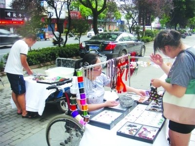 癱瘓妻子坐輪椅陪丈夫擺夜攤 “完美的愛”感動網友