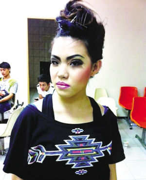 臺灣“Hold住姐” 一夜爆紅嚇壞家人(圖)