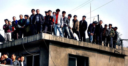 女生在圍觀起哄中跳樓 醒來(lái)吧“看客”們!