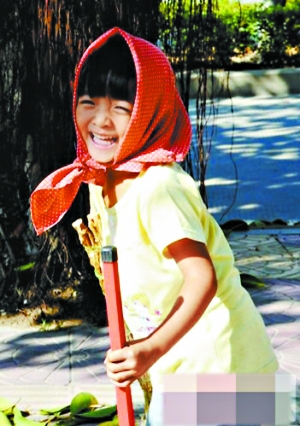 4歲女孩與奶奶掃街走紅網(wǎng)絡(luò) 萌版大S感動(dòng)網(wǎng)友