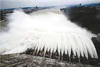 中國多條江河發生罕見秋汛 三峽丹江口發揮作用