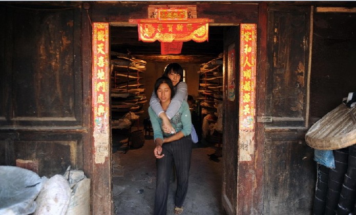 高清:截肢“籃球女孩”泳池逐夢殘奧會