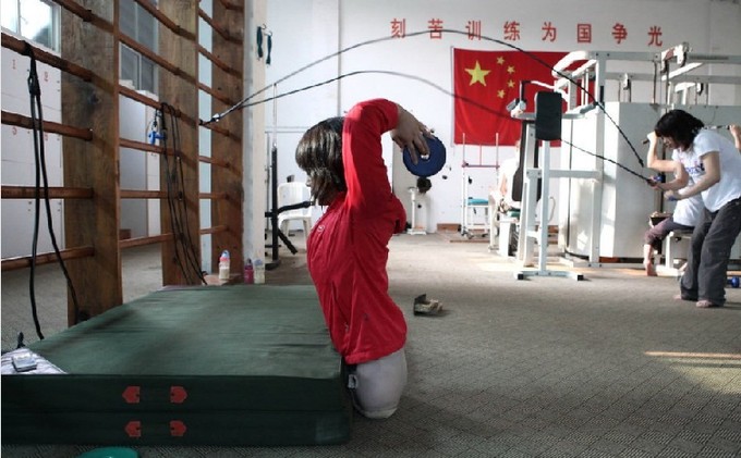 高清:截肢“籃球女孩”泳池逐夢殘奧會