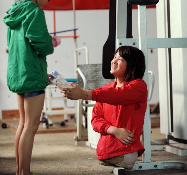 高清:截肢“籃球女孩”泳池逐夢殘奧會