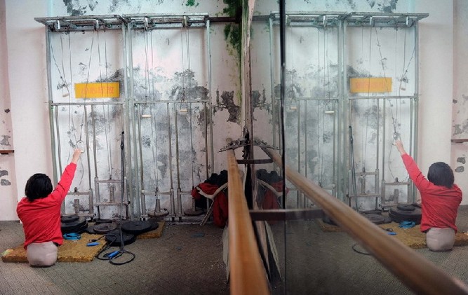 高清:截肢“籃球女孩”泳池逐夢殘奧會