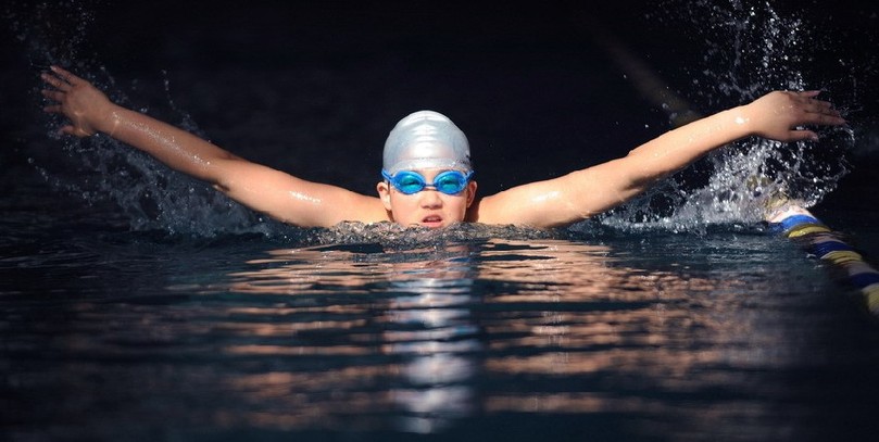 高清:截肢“籃球女孩”泳池逐夢殘奧會
