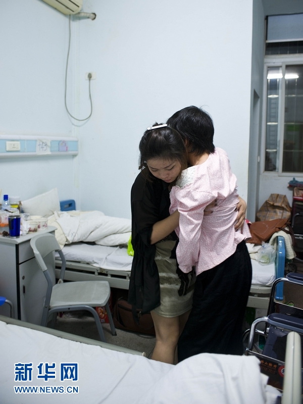 女大學(xué)生帶病母上學(xué):媽媽活多久我就讓她幸福多久