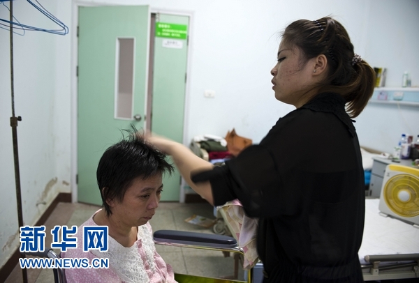 女大學生帶病母上學:媽媽活多久我就讓她幸福多久