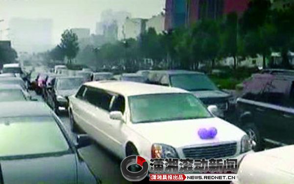 奢華婚車隊：90輛奧迪、10臺奔馳、6臺加長林肯