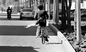 小學(xué)生戴綠領(lǐng)巾惹爭議 評論稱比抽教鞭更加惡毒