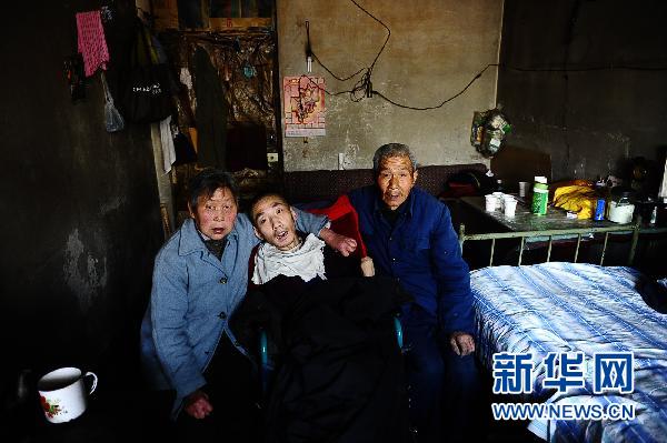 青海夫婦32年撫養腦癱棄兒托起生命之光