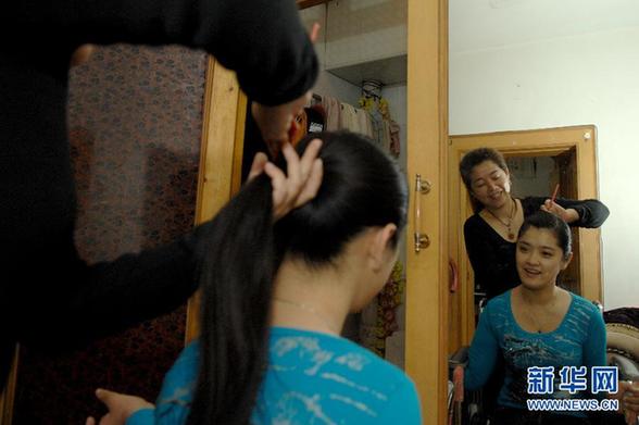 腦癱女孩用鼻尖書寫人生的