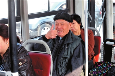 公交司機親自背患病老人上車 5年未間斷