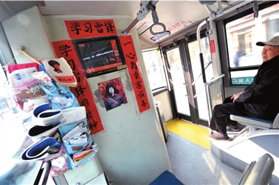 公交司機親自背患病老人上車 5年未間斷