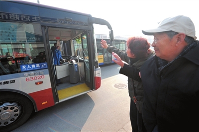 公交司機親自背患病老人上車 5年未間斷