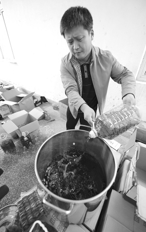 記者揭秘假洋酒制作過程:2分鐘就造一瓶(圖)