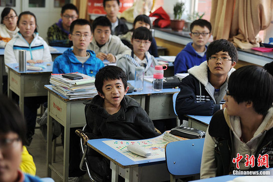 圖片故事：輪椅上寫詩的“玻璃娃娃”