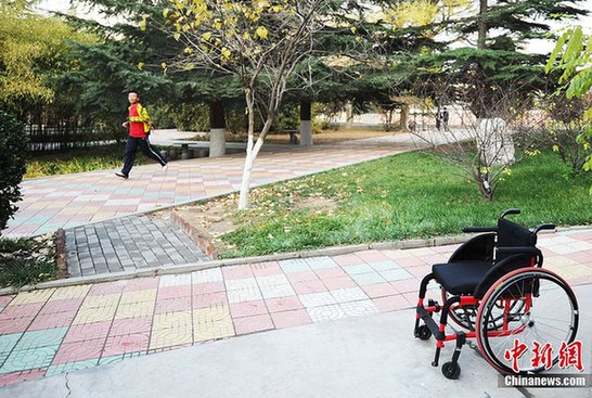 圖片故事：輪椅上寫詩的“玻璃娃娃”