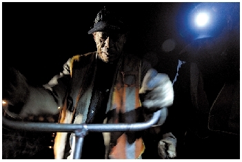 鐵軌醫(yī)生日巡十公里除隱患 春節(jié)守著鐵軌過