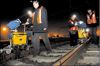 鐵軌醫生日巡十公里除隱患 春節守著鐵軌過