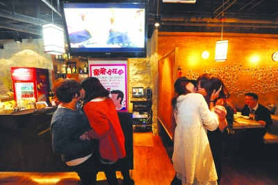 南京一餐館推特色活動:當眾擁吻十秒送盤五花肉