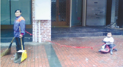 掃街媽腰綁繩連著3歲兒子追蹤:幼兒園免費收孩子