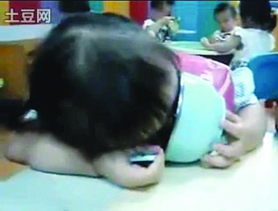 臺灣“瞌睡妹”邊吃邊睡萌翻網友 組圖