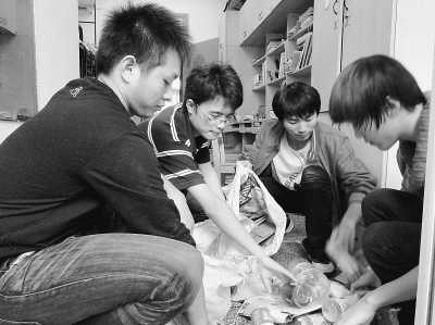 “麻袋哥” 網絡走紅 90后大學生的公益情懷