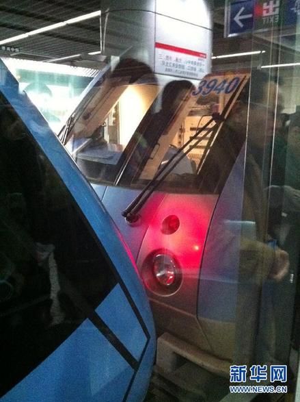 南京地鐵一號線發(fā)生故障 后車“推”走故障車