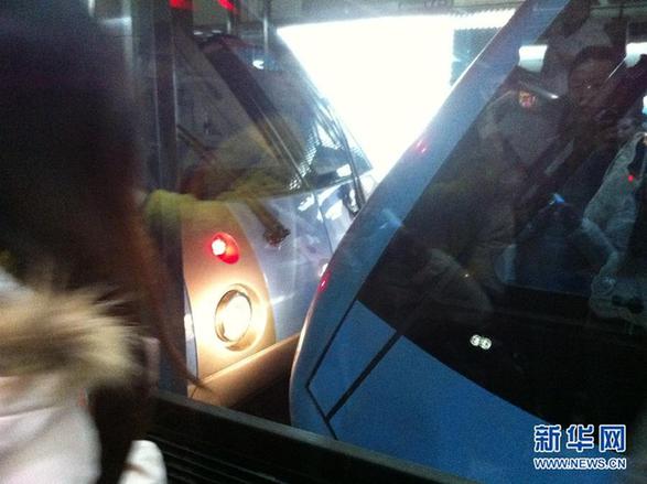 南京地鐵一號線發生故障 后車“推”走故障車
