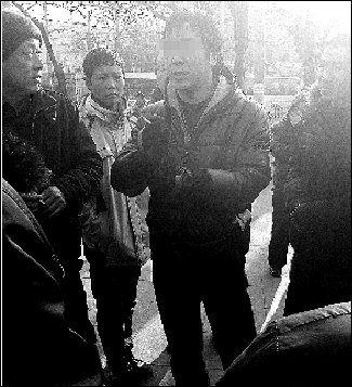 iPhone4S發(fā)售排隊(duì)購(gòu)者九成是托兒 勞務(wù)最少100