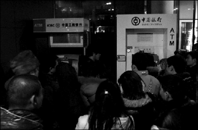 iPhone4S發(fā)售排隊(duì)購(gòu)者九成是托兒 勞務(wù)最少100