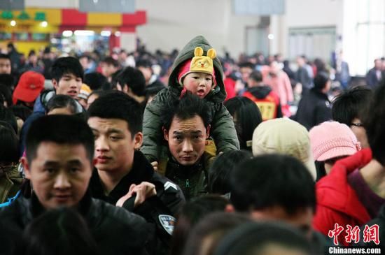 全國春運(yùn)迎來首個小高峰 道路日客運(yùn)量8000萬