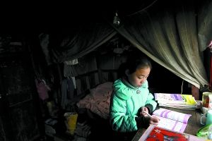 7歲女孩照料殘疾父母承擔家中大部分家務(組圖)