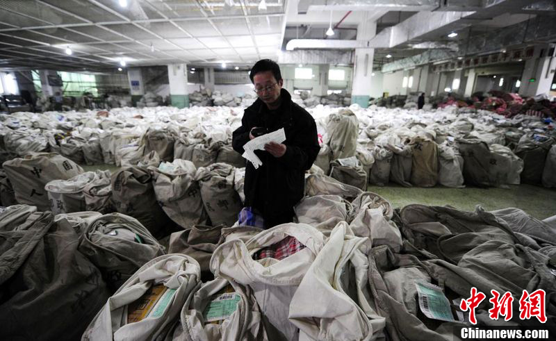 臨近春節(jié)快遞爆倉 中小型公司派送費(fèi)上漲(圖)